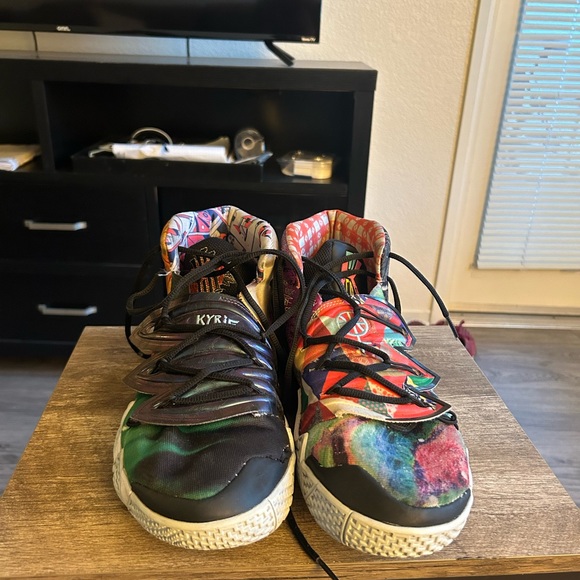 Kyrie Irving SpongeBob basketball shoes - Picture 2 of 4